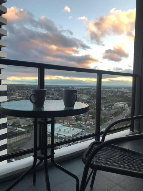 Elegant Design 2 Bed 2 Bath Apartment In Liverpool - Accommodation Redcliffe 1