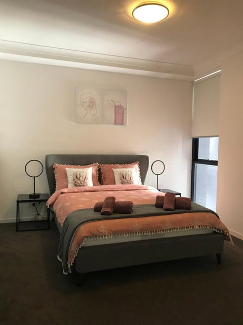Elegant Design 2 Bed 2 Bath Apartment In Liverpool - Accommodation Redcliffe 5