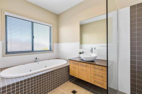 Elliston At Corporate Boardies. - Accommodation Redcliffe 3