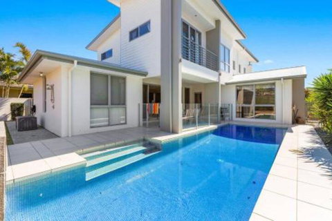 Elliston At Corporate Boardies. - Accommodation Redcliffe 0