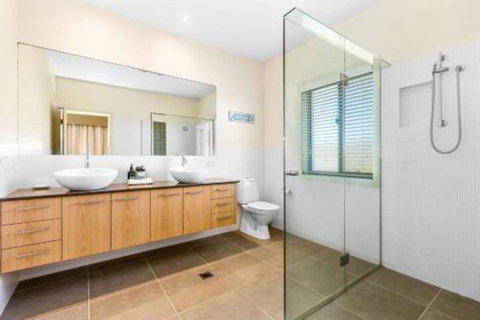 Elliston At Corporate Boardies. - Accommodation Redcliffe 5