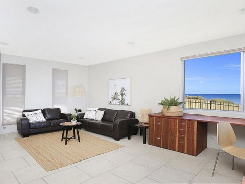 Albatross Whale Watch From The House - Accommodation Redcliffe 5