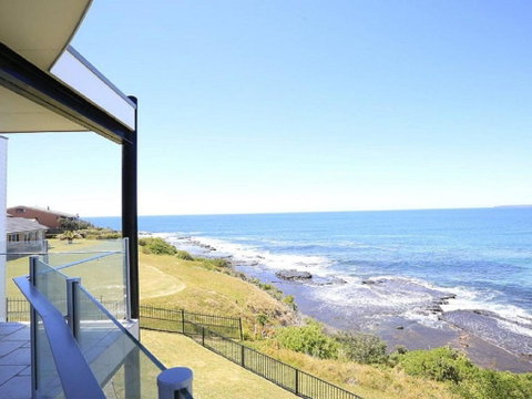 Albatross Whale Watch From The House - Accommodation Redcliffe 3