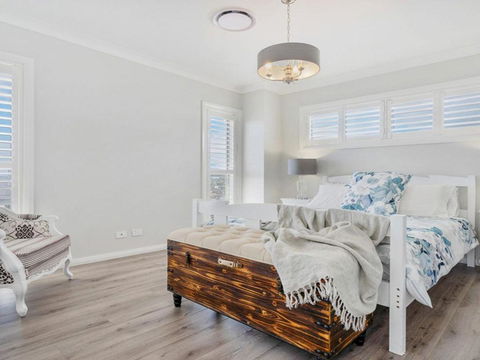 House On The Hill Inspired Coastal Hamptons Vibe - Accommodation Redcliffe 1