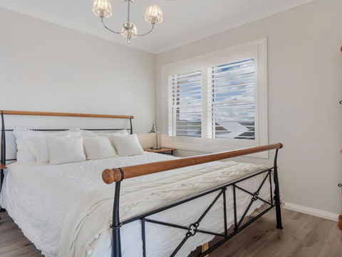 House On The Hill Inspired Coastal Hamptons Vibe - Accommodation Redcliffe 4