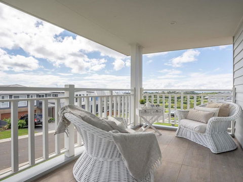 House On The Hill Inspired Coastal Hamptons Vibe - Accommodation Redcliffe 2