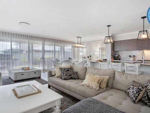 House On The Hill Inspired Coastal Hamptons Vibe - Accommodation Redcliffe 5