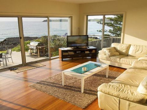 Joness Beach House Perfect Location With Views! - Accommodation Redcliffe 3