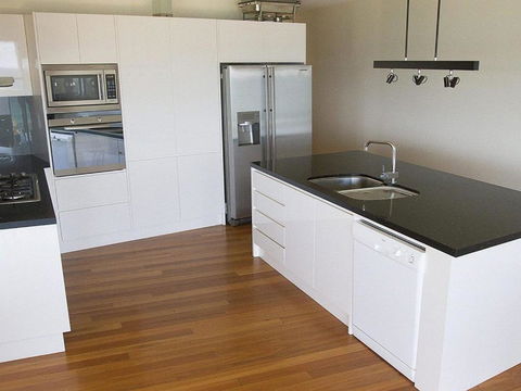 Joness Beach House Perfect Location With Views! - Accommodation Redcliffe 5