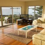 Joness Beach House Perfect Location With Views! - Accommodation Redcliffe 0