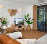 St Tropez Beachside Luxe - Accommodation Redcliffe