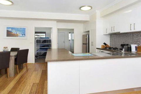 Surf Beach Townhouse - Accommodation Redcliffe 6
