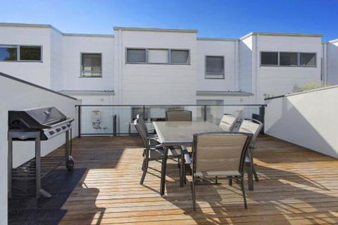 Surf Beach Townhouse - Accommodation Redcliffe 2