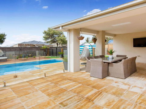 MALIBU SAFETY BEACH - Accommodation Redcliffe 6