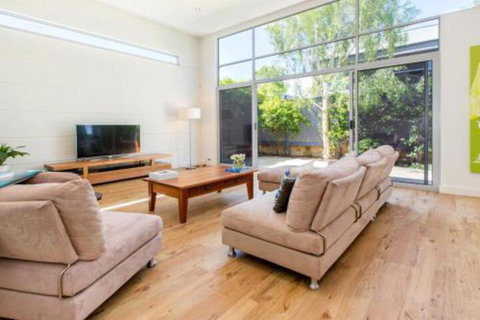 PALM COURT RETREAT MORNINGTON - Accommodation Redcliffe 0