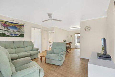 Beach Shack On Towners - Accommodation Redcliffe 4