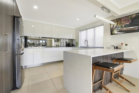 CANAL HOME NEAR MOOLOOLABA Kooringal - Accommodation Redcliffe 1