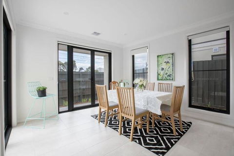 Captivating Large 4br@narre Warren - Accommodation Redcliffe 5