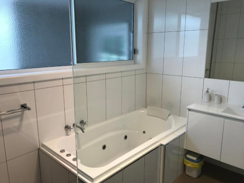 BEACHPOINT COTTAGE - Accommodation Redcliffe 1
