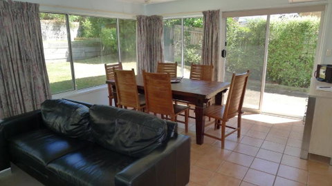 BEACHPOINT COTTAGE - Accommodation Redcliffe 3