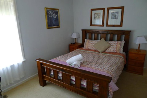 BEACHPOINT COTTAGE - Accommodation Redcliffe 4