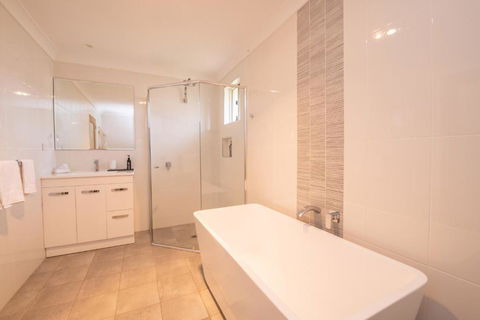 42 Rosemary Lane Â· Central Orange Spacious Family Home Quiet Lane - Accommodation Redcliffe 5