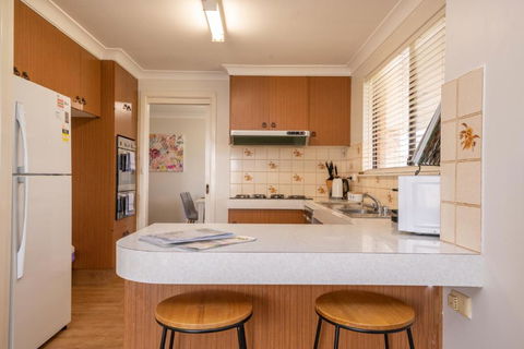 42 Rosemary Lane Â· Central Orange Spacious Family Home Quiet Lane - Accommodation Redcliffe 4