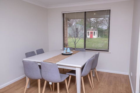 42 Rosemary Lane Â· Central Orange Spacious Family Home Quiet Lane - Accommodation Redcliffe 2