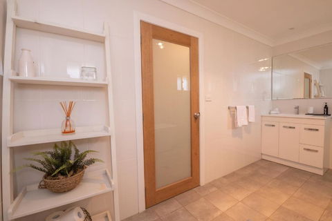 42 Rosemary Lane Â· Central Orange Spacious Family Home Quiet Lane - Accommodation Redcliffe 7