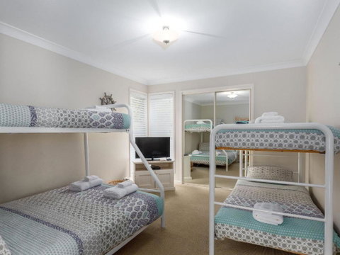 Akarana Beach House :: Jervis Bay Rentals - Accommodation Redcliffe 2