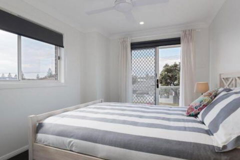 Birubi Breezes 2 / 7 Fitzroy St. Large Duplex With Air Conditioning WIFI & Only 5 Minute Walk To The Beach - Accommodation Redcliffe 2