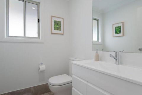 Birubi Breezes 2 / 7 Fitzroy St. Large Duplex With Air Conditioning WIFI & Only 5 Minute Walk To The Beach - Accommodation Redcliffe 6
