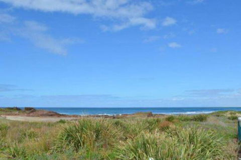Birubi Breezes 2 / 7 Fitzroy St. Large Duplex With Air Conditioning WIFI & Only 5 Minute Walk To The Beach - Accommodation Redcliffe 7