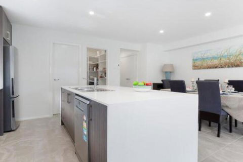 Birubi Breezes 2 / 7 Fitzroy St. Large Duplex With Air Conditioning WIFI & Only 5 Minute Walk To The Beach - Accommodation Redcliffe 4