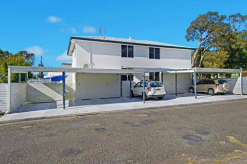 WAVES On MAIN 4 / 1 MAIN STREET - Accommodation Redcliffe 3