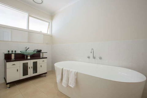 Spacious Comfortable Home In Wheelers Hill+pool - Accommodation Redcliffe 2