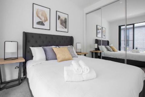 Taste Of Art! Stunning Townhouse Stayatmoonee Ponds - Accommodation Redcliffe 0