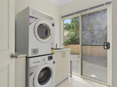 Carri Away 15 Solitude Drive - Accommodation Redcliffe 5
