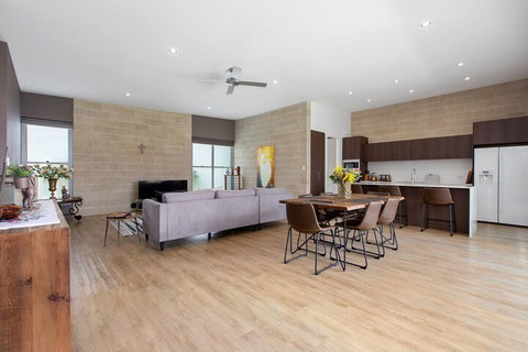 BEACHSIDE HAVEN - Accommodation Redcliffe 3