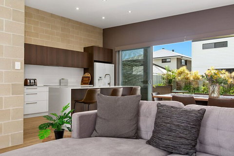 BEACHSIDE HAVEN - Accommodation Redcliffe 7