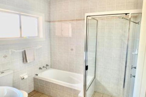 Spacious 2 Bed 2 Bath Villa Central Location Quiet - Accommodation Redcliffe 4