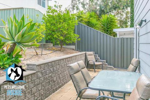 Contemporary House + Seaviews - Accommodation Redcliffe 3