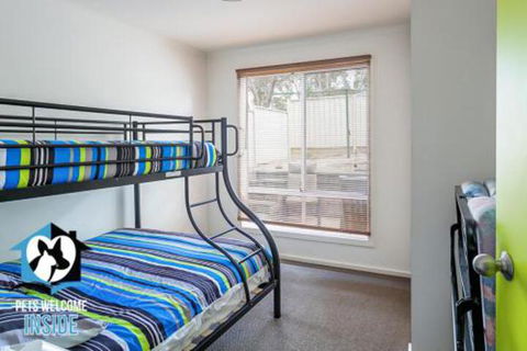 Contemporary House + Seaviews - Accommodation Redcliffe 4