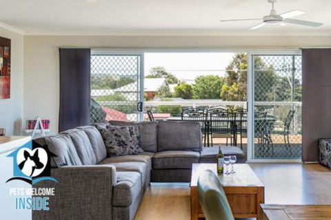 Contemporary House + Seaviews - Accommodation Redcliffe 2