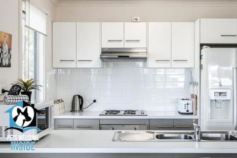 Contemporary House + Seaviews - Accommodation Redcliffe 0