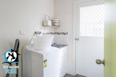 Contemporary House + Seaviews - Accommodation Redcliffe 5