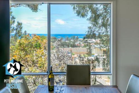 Contemporary House + Seaviews - Accommodation Redcliffe 6
