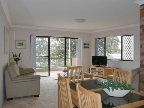 Renas Court 2 - Accommodation Redcliffe 2