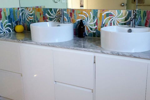 Stylish Comfortable Central Artists Home - Accommodation Redcliffe 6