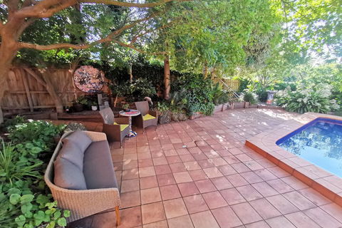 Stylish Comfortable Central Artists Home - Accommodation Redcliffe 2